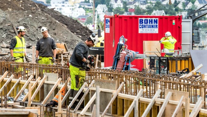 Bygningsarbeidere - her utenfor Tromsø - blir ofte utsatt for store fysiske belastninger, men all aktiviteten er også bra for helsa. Bygningsarbeidere - her utenfor Tromsø - blir ofte utsatt for store fysiske belastninger, men all aktiviteten er også bra for helsa.