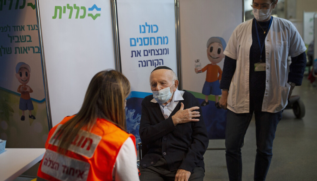 Joseph Zalman Kleinman (91) overlevde holocaust-utryddelsen. Her viser han en israelsk helsearbeider hvor han vil ha satt sprøyten. Joseph Zalman Kleinman (91) overlevde holocaust-utryddelsen. Her viser han en israelsk helsearbeider hvor han vil ha satt sprøyten.