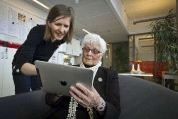 Astrid Næsgård er 79 år, og er fortrolig med Internett som kommunikasjonskanal. Til venstre Sintef-forsker Kristine Holbø. (Foto: Thor Nielsen) Astrid Næsgård er 79 år, og er fortrolig med Internett som kommunikasjonskanal. Til venstre Sintef-forsker Kristine Holbø. (Foto: Thor Nielsen)