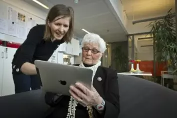 Astrid Næsgård er 79 år, og er fortrolig med Internett som kommunikasjonskanal. Til venstre Sintef-forsker Kristine Holbø. (Foto: Thor Nielsen)