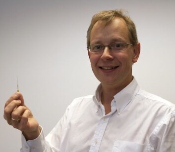 Jøran Moen med ett av instrumentene ombord på ICI-3. (Foto: Hilde Lynnebakken) Jøran Moen med ett av instrumentene ombord på ICI-3. (Foto: Hilde Lynnebakken)