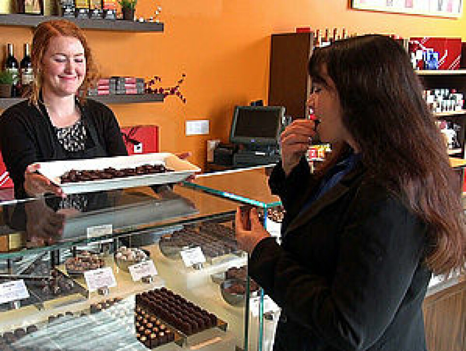 Forsker Beatrice Golomb (t.h) smaker på sjokolade - med god samvittighet. (Foto: UC San Diego School of Medicine)