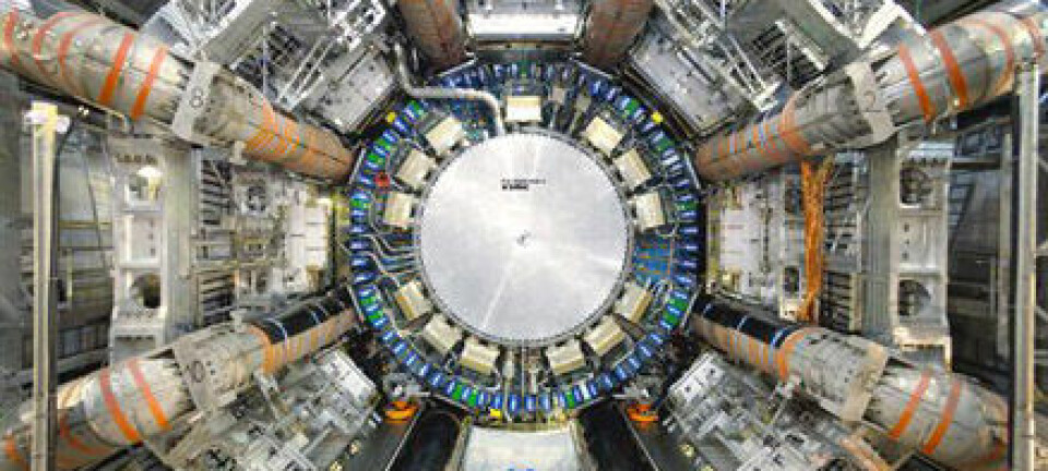 "Bildet viser hullet som er gravd ut til ATLAS-deketoren, 100 meter under bakkenivået. (Foto: CERN)"