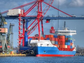 Når lasten er tatt av, blir skipet fylt med ballastvann. (Foto: Shutterstock) Når lasten er tatt av, blir skipet fylt med ballastvann. (Foto: Shutterstock)