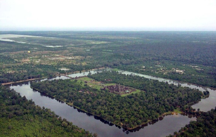 Deler av Angkor Wat sett fra luften. Området rundt kan ha vært hjem til nesten en million mennesker da det var på høyden. Deler av Angkor Wat sett fra luften. Området rundt kan ha vært hjem til nesten en million mennesker da det var på høyden.