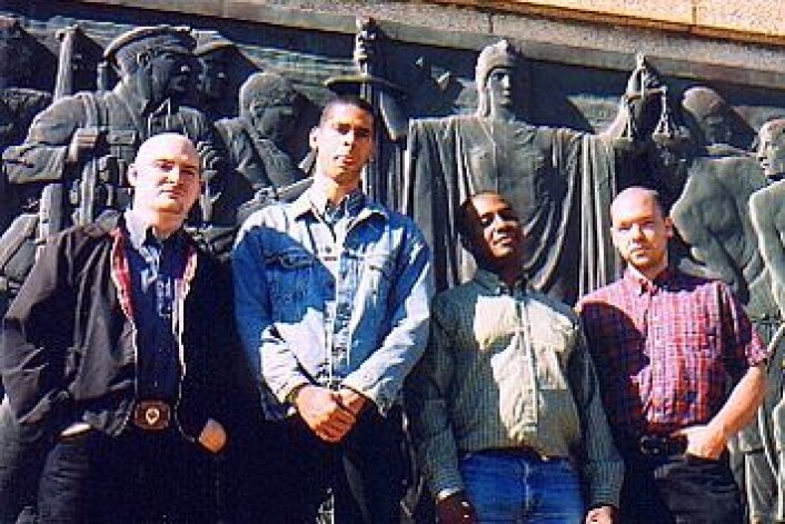 "Det populære amerikanske skinheadbandet The Templars har både svarte og hvite medlemmer" "Det populære amerikanske skinheadbandet The Templars har både svarte og hvite medlemmer"
