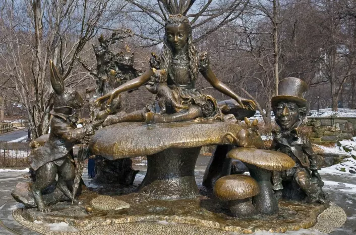 Skulptur i Hyde Park, London av det berømte teselskapet Alice havnet i, med Hattemakeren og en snakkende hare. (Foto: Colourbox)