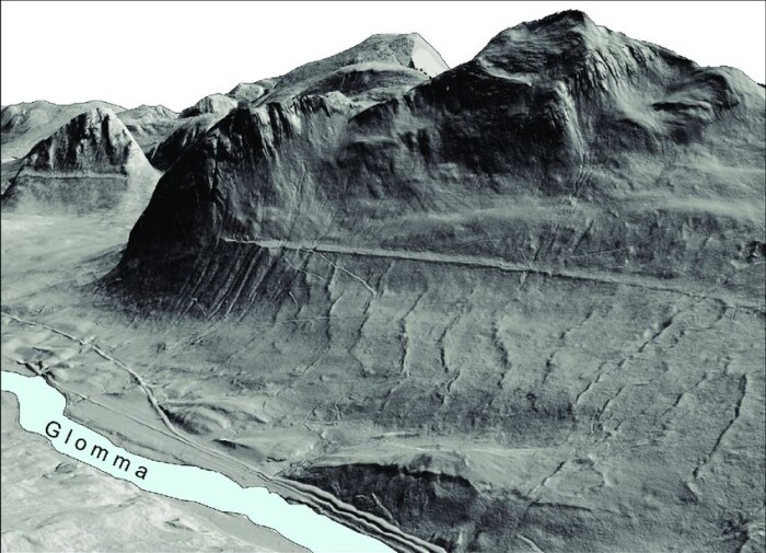 Lidar-teknologien (laser-bilder) gjør det nå mulig å fjerne alle vegetasjon fra bilder av terrenget. På dette 3D-bildet ser du mye tydeligere landformene. Strandlinjen etter Nedre Glomsjø dukker tydelig opp. Terrengformasjonene er overdrevet x2. Lidar-teknologien (laser-bilder) gjør det nå mulig å fjerne alle vegetasjon fra bilder av terrenget. På dette 3D-bildet ser du mye tydeligere landformene. Strandlinjen etter Nedre Glomsjø dukker tydelig opp. Terrengformasjonene er overdrevet x2.