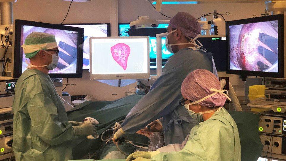 Surgeon Davit Aghayan (back right) participated in a study with almost 300 patients at the Oslo University Hospital, Rikshospitalet, where patients with tumors in the liver were operated on using two different techniques. To the left is Åsmund Fretland at the intervention centre.