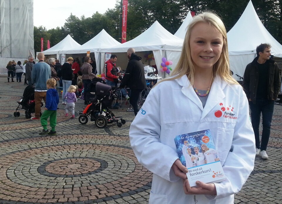 Matilde tilbyr kurs i fysikk og kjemi for 4-7. klassinger på Forskerfabrikken. (Foto: Nina Kristiansen)