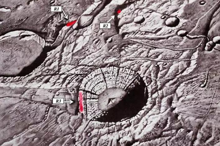 De tre områdene med rød glød som Greenacre observerte 30. oktober 1963, tegnet av Patricia M. Bridges etter innspill fra Greenacre og Barr. Tegningen ble publisert i rapporten Lunar Color Phenomena: Technical Report No. 12, USAF Aeronautical Chart and Information Center, mai 1964. (Foto: (Tegning: US Air Force))