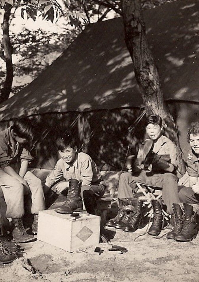 Koreanske gutter (The Boys) – ofte foreldreløse og flyktninger – ble ansatt for forefallende arbeid ved NORMASH. Her skopuss. Koreanske gutter (The Boys) – ofte foreldreløse og flyktninger – ble ansatt for forefallende arbeid ved NORMASH. Her skopuss.