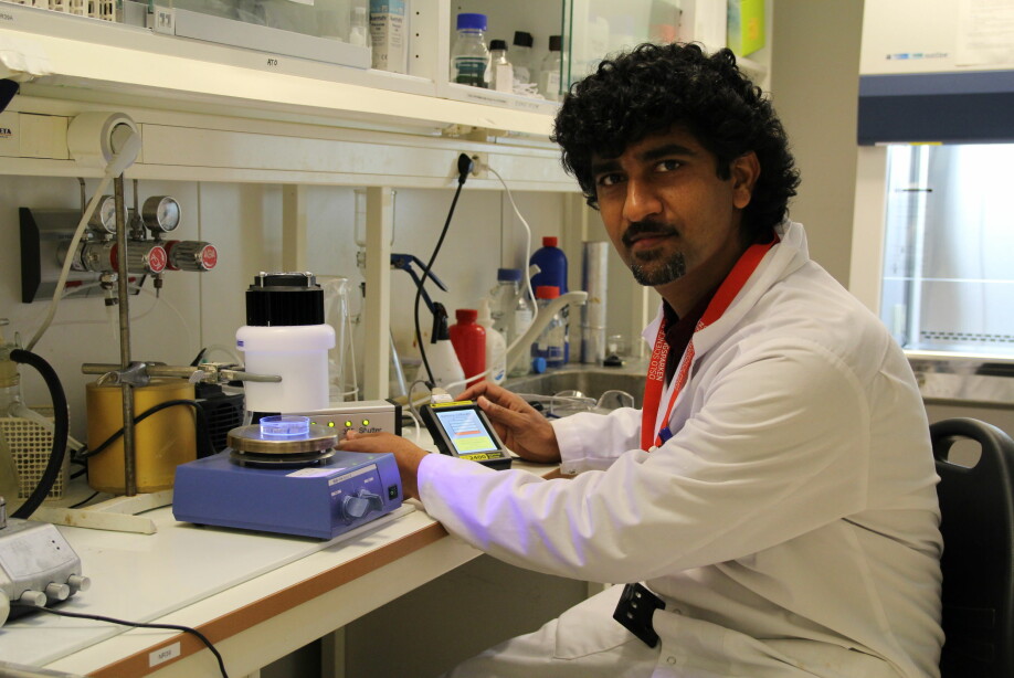 NIVA-forsker Muhammad Umar på laboratoriet til Norsk institutt for vannforskning.