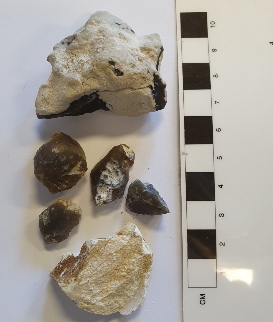 På bildet ser dere kalk (nederst), fire flint (midten) og kalk med flint i (øverst). Muligens er disse steinene fraktet hit fra Danmark for 18 tusen år siden. På bildet ser dere kalk (nederst), fire flint (midten) og kalk med flint i (øverst). Muligens er disse steinene fraktet hit fra Danmark for 18 tusen år siden.