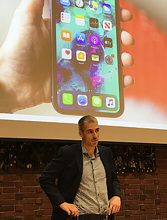 Hans Jakob Walnum meiner at vi bør la mobilen vare lenge før bytte til ny. Hans Jakob Walnum meiner at vi bør la mobilen vare lenge før bytte til ny.