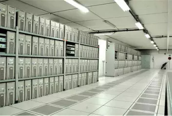 "Noen av de 2.800 datamaskinene som skal brukes til å analysere kollisjonene. (Foto: CERN)"
