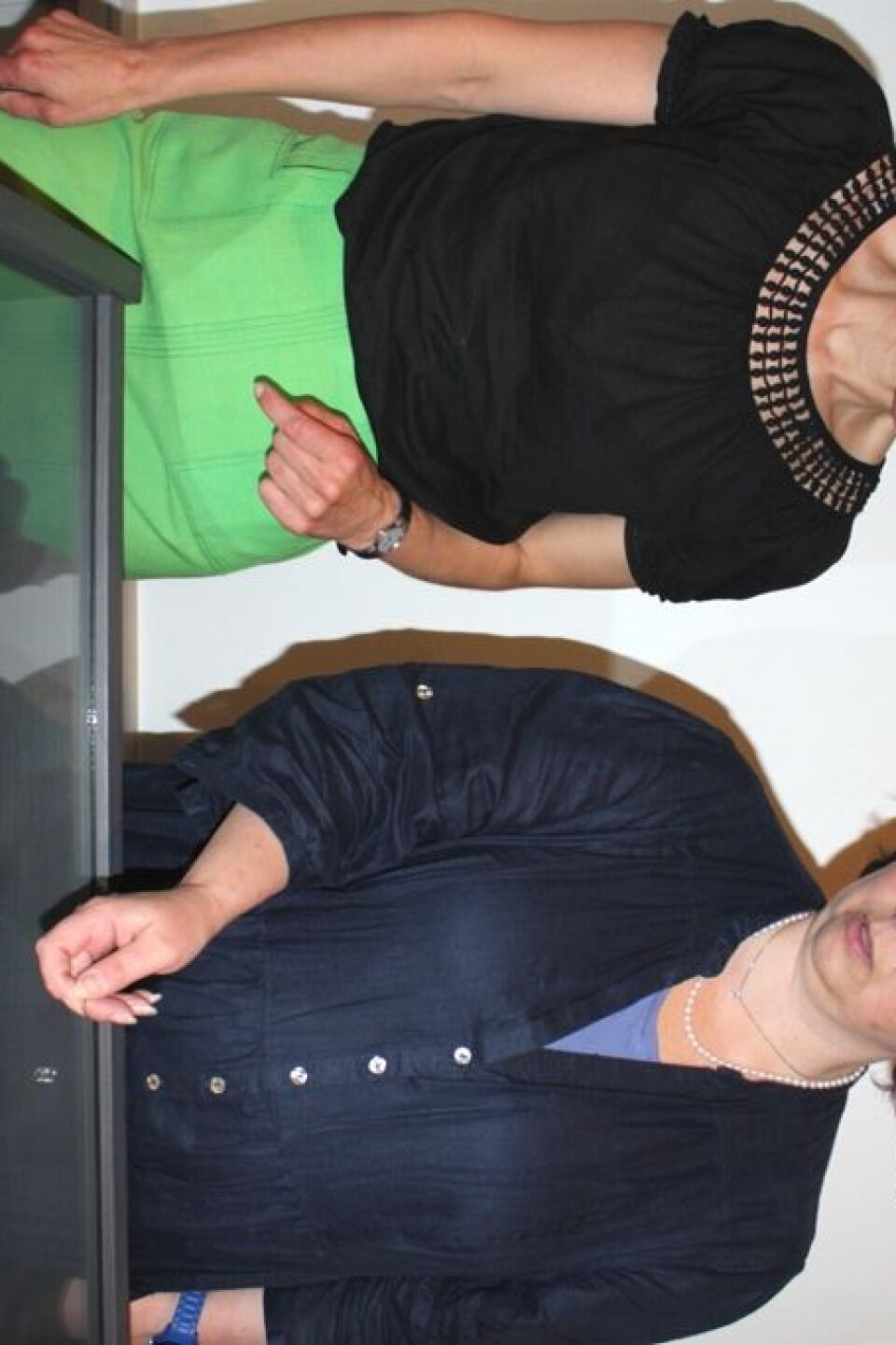 Vibeke Waallann Hansen og Ellen Lerberg ved monteret der albumet med kvinnene ligger. (Foto:Marianne Nordahl)