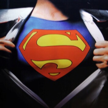 Supermann er både flink til å fly og til å skifte i telefonkiosker, selv om sistnevnte er noe supermann har gjort svært sjelden i sin lange karriere. (Foto: Xurble/Flickr Creative Commons) Supermann er både flink til å fly og til å skifte i telefonkiosker, selv om sistnevnte er noe supermann har gjort svært sjelden i sin lange karriere. (Foto: Xurble/Flickr Creative Commons)
