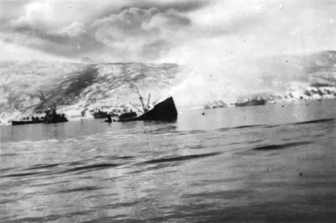 10. og 13. april fant det sted to voldsomme sjøslag mellom tyske og britiske krigsskip i Ofotfjorden. Oppgjøret på havet endte med at de tyske troppene som hadde gått i land i og rundt Narvik ble isolert fra resten av invasjonsstyrken.