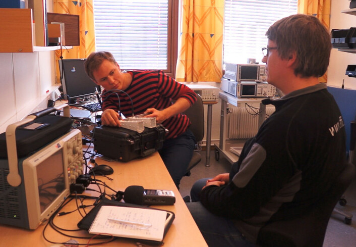 Øyvind Aardal (t.v.) sikter inn radaren mot sin kollega Mats Jørgen Øyan for å demonstrere hvordan den kan registrere hjerteslag på avstand. (Foto: Arnfinn Christensen, forskning.no.) Øyvind Aardal (t.v.) sikter inn radaren mot sin kollega Mats Jørgen Øyan for å demonstrere hvordan den kan registrere hjerteslag på avstand. (Foto: Arnfinn Christensen, forskning.no.)