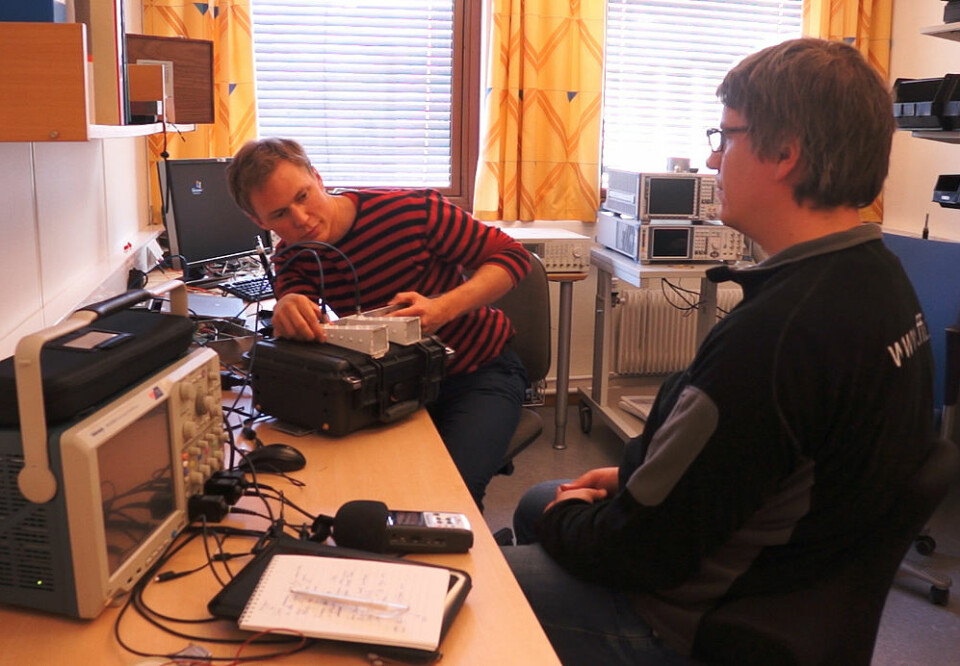 Øyvind Aardal (t.v.) sikter inn radaren mot sin kollega Mats Jørgen Øyan for å demonstrere hvordan den kan registrere hjerteslag på avstand. (Foto: Arnfinn Christensen, forskning.no.)