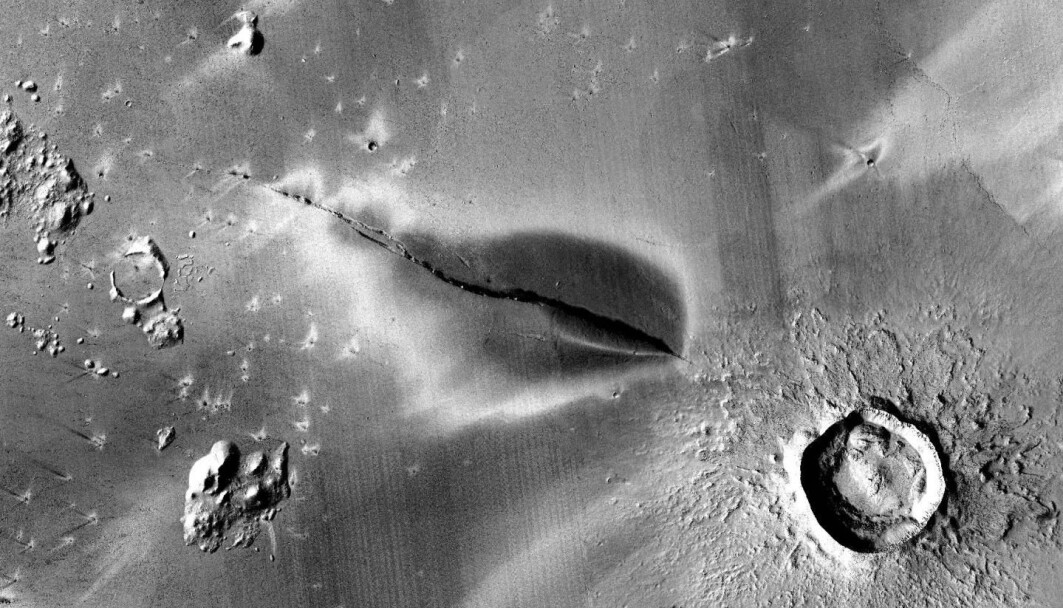 Bildet viser at stoff fra innsida av Mars har sprutet ut på overflata. Det må ha skjedd veldig nylig, for bare 50 000 år siden, mener forskere. Bildet viser at stoff fra innsida av Mars har sprutet ut på overflata. Det må ha skjedd veldig nylig, for bare 50 000 år siden, mener forskere.