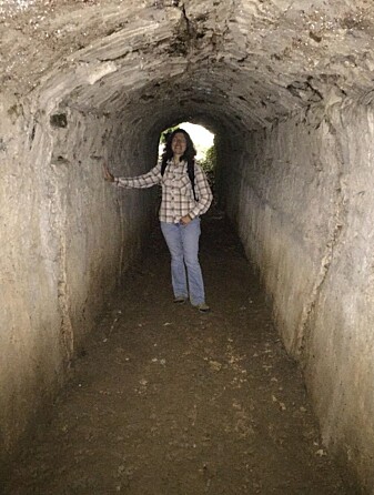 Dr. Gül Sürmelihindi i en av tunnelene i den 426 kilometer lange vannkanalen. Dr. Gül Sürmelihindi i en av tunnelene i den 426 kilometer lange vannkanalen.