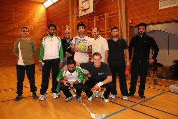 Innebandytrening for norsk-pakistanske menn. (Foto: Torunn Gjerustad) Innebandytrening for norsk-pakistanske menn. (Foto: Torunn Gjerustad)