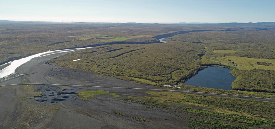 The small lake Ástjörn is located so high above the river that a megaflood is required for water to enter. As a result, the researchers could use flood sediments from Ástjörn to estimate the size of such floods.