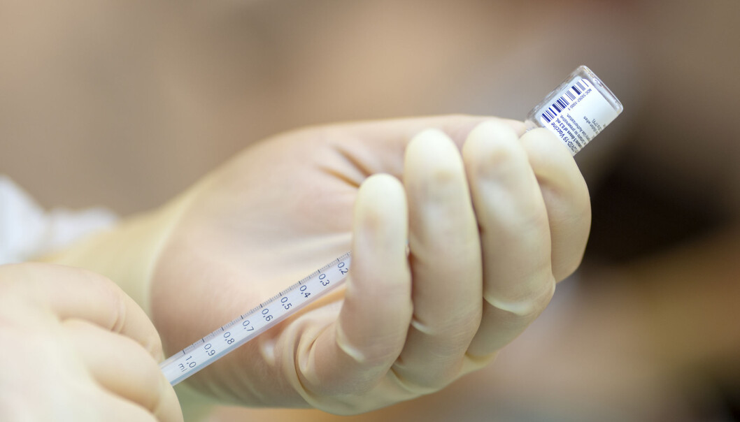 En dose av vaksinen fra Pfizer og Biontech gjøres klar for bruk ved Sykehuset Østfold. En dose av vaksinen fra Pfizer og Biontech gjøres klar for bruk ved Sykehuset Østfold.