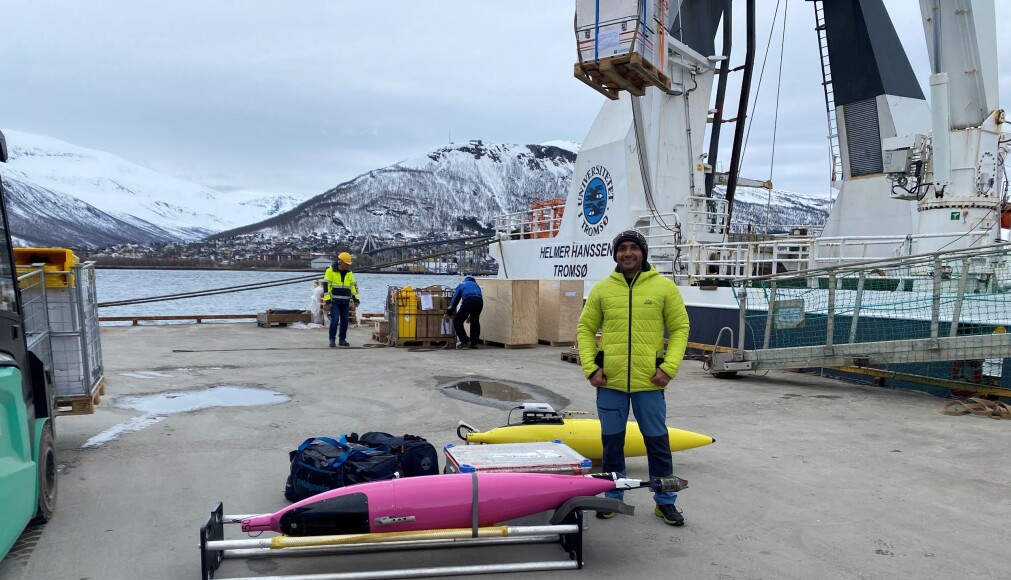 Ihssan Abdi, tecnico, davanti agli alianti che saranno in volo.