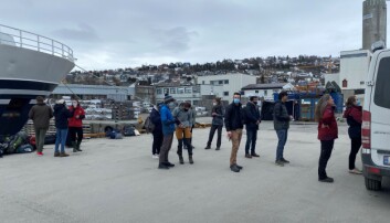 Forskere i passkø før de fekk gå ombord FF Helmer Hanssen Forskere i passkø før de fekk gå ombord FF Helmer Hanssen