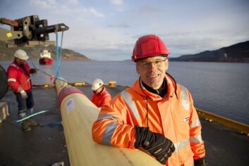 Prosjektleder Ole Øystein Knudsen bivåner sjøsettingen av oljerøret som skal testes i havna på Orkanger. (Foto: Thor Nielsen) Prosjektleder Ole Øystein Knudsen bivåner sjøsettingen av oljerøret som skal testes i havna på Orkanger. (Foto: Thor Nielsen)