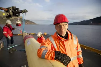Prosjektleder Ole Øystein Knudsen bivåner sjøsettingen av oljerøret som skal testes i havna på Orkanger. (Foto: Thor Nielsen)