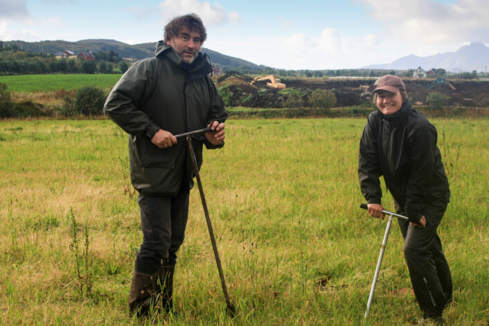 Are Johansen, Norsk landbruksrådgivning Lofoten, og Siri Svendgård-Stokke, Skog og landskap, foretar en felles befaring av et areal i Vestvågøy kommune. (Foto: Åge Nyborg / Skog og landskap) Are Johansen, Norsk landbruksrådgivning Lofoten, og Siri Svendgård-Stokke, Skog og landskap, foretar en felles befaring av et areal i Vestvågøy kommune. (Foto: Åge Nyborg / Skog og landskap)