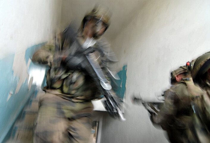 Når bombene hviner om ørene, og adrenalinet suser rundt i kroppen, kan det være vanskelig å bevare roen. Men ved hjelpe av mindfulnesstrening mener det amerikanske militæret at soldatene kan lære å reagere hensiktsmessig, også i pressede situasjoner. (Foto: Colourbox) Når bombene hviner om ørene, og adrenalinet suser rundt i kroppen, kan det være vanskelig å bevare roen. Men ved hjelpe av mindfulnesstrening mener det amerikanske militæret at soldatene kan lære å reagere hensiktsmessig, også i pressede situasjoner. (Foto: Colourbox)