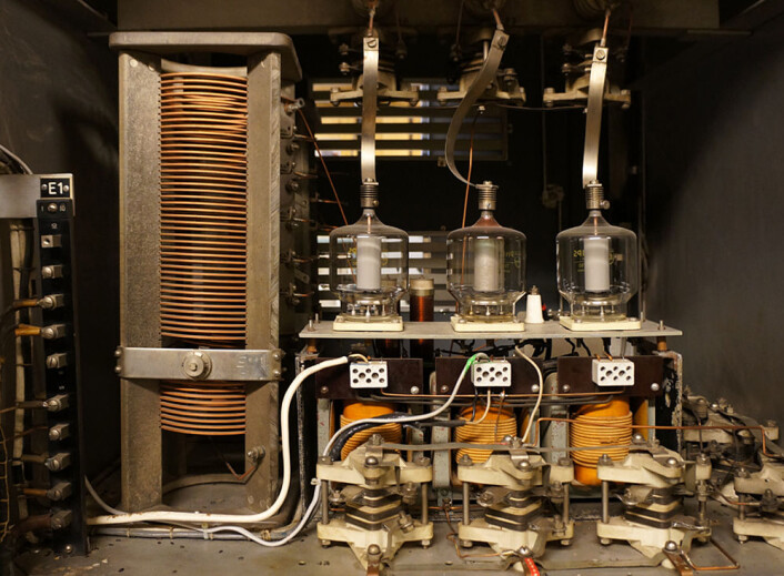 Radiosenderen hadde en effekt på 10 kilowatt. Det krevde godt dimensjonert elektronikk. (Foto: Arnfinn Christensen) Radiosenderen hadde en effekt på 10 kilowatt. Det krevde godt dimensjonert elektronikk. (Foto: Arnfinn Christensen)