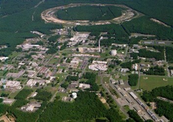 "Her ser du anlegget ved Brookhaven, med RHIC synlig i bakgrunnen." "Her ser du anlegget ved Brookhaven, med RHIC synlig i bakgrunnen."