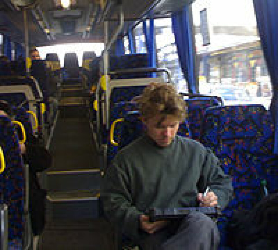 'Finland: På bussen i Oulu sendes tekst og bilder til bloggen via mobilt internett.'