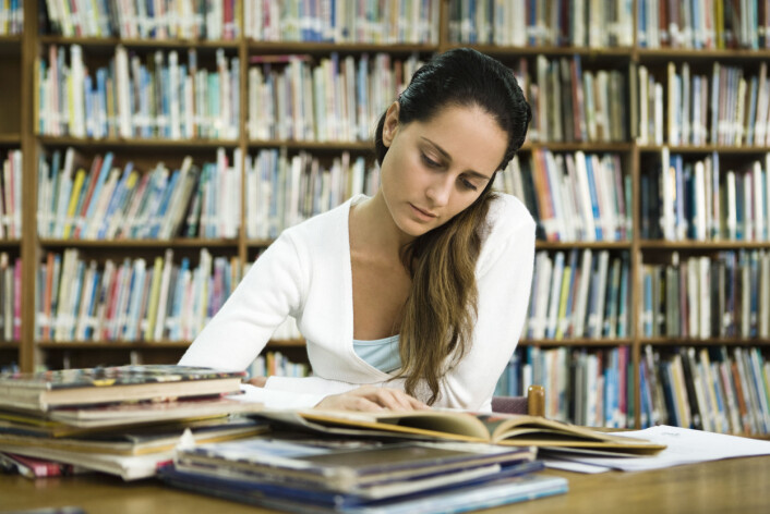 Særlig to forhold ser ut til å påvirke kvinners valg av universitet i utlandet: om moren deres er velutdannet, og om mannen deres har ambisjoner om å gjøre karriere i utlandet. (Foto: Colourbox) Særlig to forhold ser ut til å påvirke kvinners valg av universitet i utlandet: om moren deres er velutdannet, og om mannen deres har ambisjoner om å gjøre karriere i utlandet. (Foto: Colourbox)