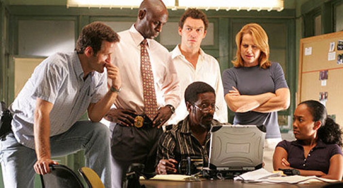 Noen av politirollene i The Wire, fra venstre Roland "Prez" Pryzbylewski, Cedric Daniels, Jimmy McNulty, Lester Freamon (sittende), Rhonda Pearlman og Kima Greggs. (Foto: HBO/Wikimedia Commons) Noen av politirollene i The Wire, fra venstre Roland "Prez" Pryzbylewski, Cedric Daniels, Jimmy McNulty, Lester Freamon (sittende), Rhonda Pearlman og Kima Greggs. (Foto: HBO/Wikimedia Commons)