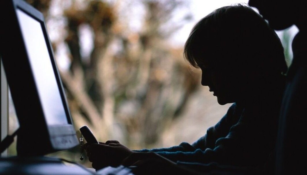Digitale medier gjør det lettere å dele overgrepsbilder og -video av barn og unge. Digitale medier gjør det lettere å dele overgrepsbilder og -video av barn og unge.