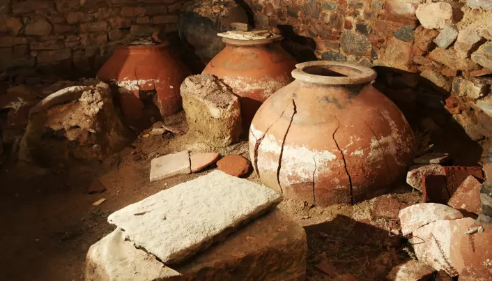 Keramikk er mye brukt gjennom menneskets historie. For eksempel kan store krukker brukes til å lagre ting.