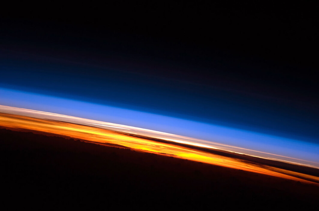 Solnedgang fotografert av en satellitt over Det indiske hav. Her ser du tydelig lagene i atmosfæren. Nederst i oransje og rødt er troposfæren. Over der ligger stratosfæren i rosa og hvitt. Over den forsvinner gradvis resten av atmosfæren (blå) ut i verdensrommet. Avstanden fra jordoverflaten til toppen av stratosfæren er i underkant av 1 prosent av jordas radius. Solnedgang fotografert av en satellitt over Det indiske hav. Her ser du tydelig lagene i atmosfæren. Nederst i oransje og rødt er troposfæren. Over der ligger stratosfæren i rosa og hvitt. Over den forsvinner gradvis resten av atmosfæren (blå) ut i verdensrommet. Avstanden fra jordoverflaten til toppen av stratosfæren er i underkant av 1 prosent av jordas radius.