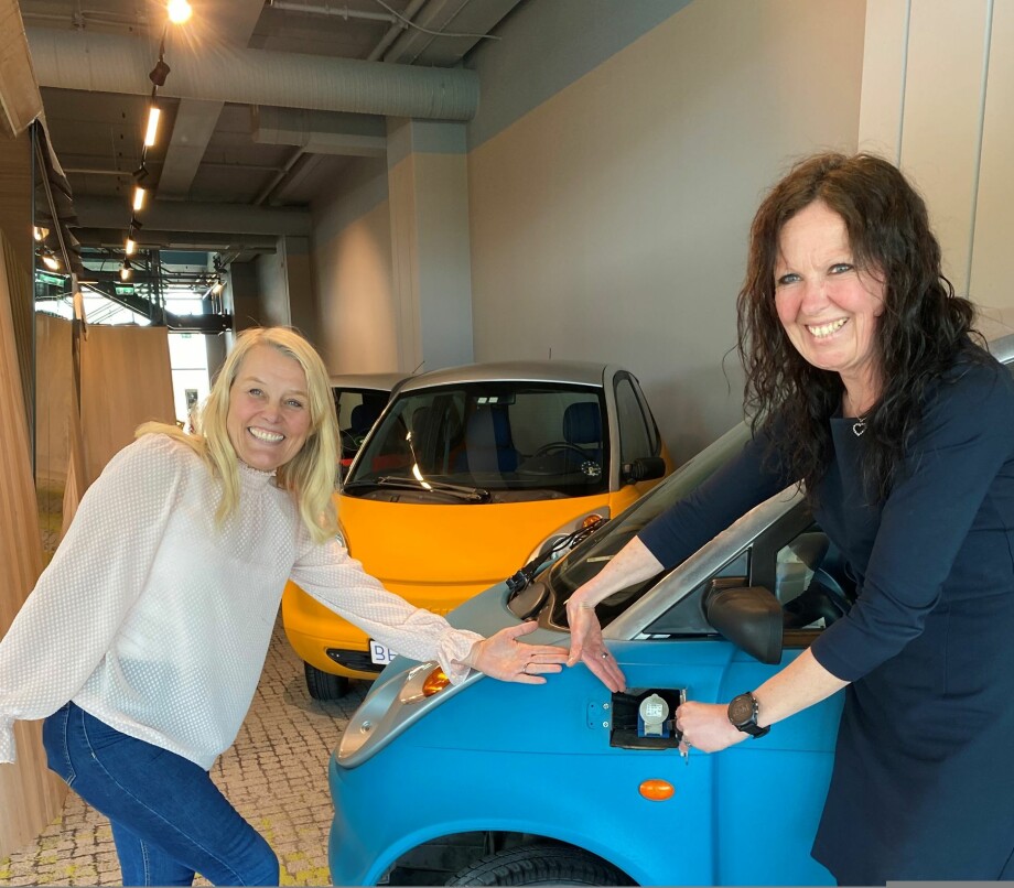 Kristin Skofteland, markedssjef og juridisk rådgiver og prosjektleder Turi Kvame Lorentzen i Beyonders Heroes-prosjekt, foran en elbil som kan bli raskere ladet med Beyonders teknologi.