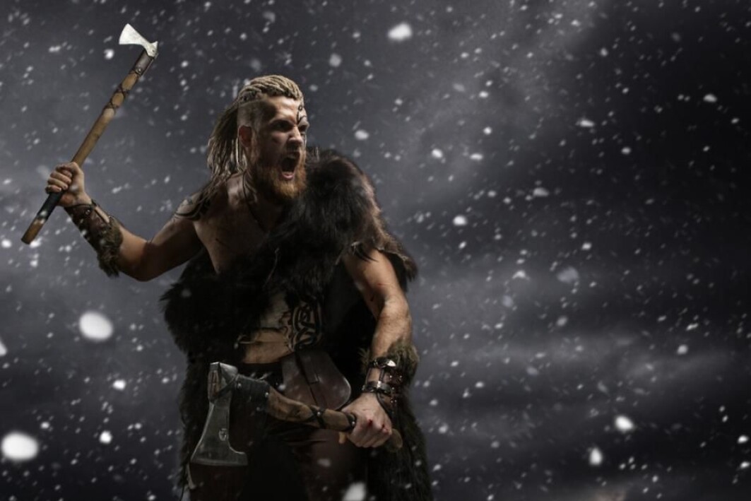 I tv-serier og filmer portretteres vikinger med flettet hår og skjegg eller med delvis skallede frisyrer. Ifølge Ulla Mannering, som er ph.d. i forhistorisk arkeologi ved Nationalmuseet, er det ikke noe arkeologisk grunnlag for denne framstillingen, men man kan spore en del av menneskets hårmote gjennom historien. I tv-serier og filmer portretteres vikinger med flettet hår og skjegg eller med delvis skallede frisyrer. Ifølge Ulla Mannering, som er ph.d. i forhistorisk arkeologi ved Nationalmuseet, er det ikke noe arkeologisk grunnlag for denne framstillingen, men man kan spore en del av menneskets hårmote gjennom historien.