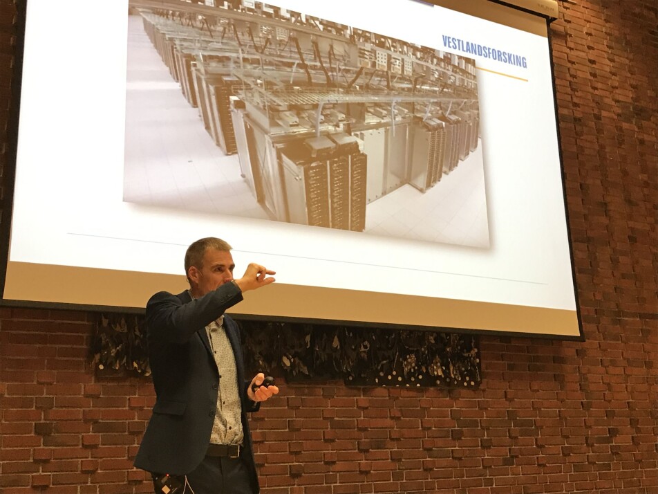 Hans Jakob Walnum says that we should keep our phones a little longer before switching to a new one.