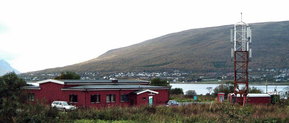 Norsk telemuseum, avdeling Tromsø. Den nederste delen av den nyeste sendermasten til høyre. Resten ble fjernet fordi den forstyrret innflygningen til flyplassen like ved. (Foto: Roar Johannessen, Tromsø telemuseum)