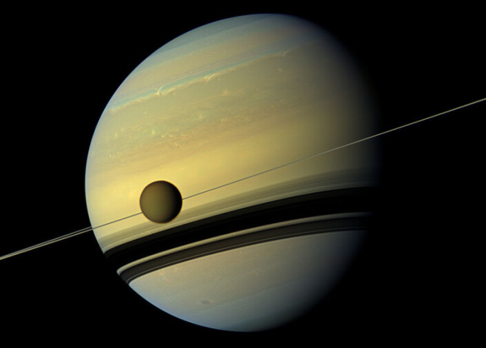 Planeten Saturn med ringene og månen Titan foran. Bildet er satt sammen av ulike bilder tatt fra Cassini-sonden. (Foto: NASA/JPL-Caltech/SSI) Planeten Saturn med ringene og månen Titan foran. Bildet er satt sammen av ulike bilder tatt fra Cassini-sonden. (Foto: NASA/JPL-Caltech/SSI)