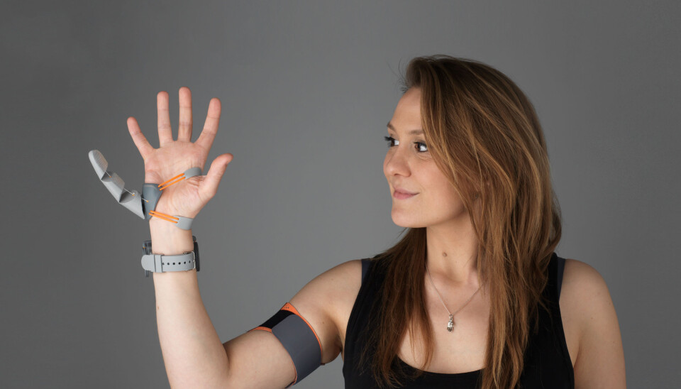 Dani Clode viser frem robot-fingeren hun har laget.
